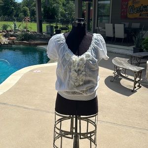 White cotton elastic neck, arms, and waist shirt